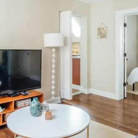 Spacious 2Br Apartment Near Airport - Central Charming