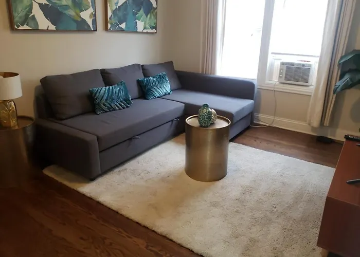 Spacious 2br Near Airport - Charming Apartment *