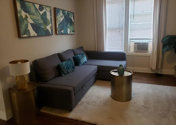 Spacious 2br Near Airport - Charming