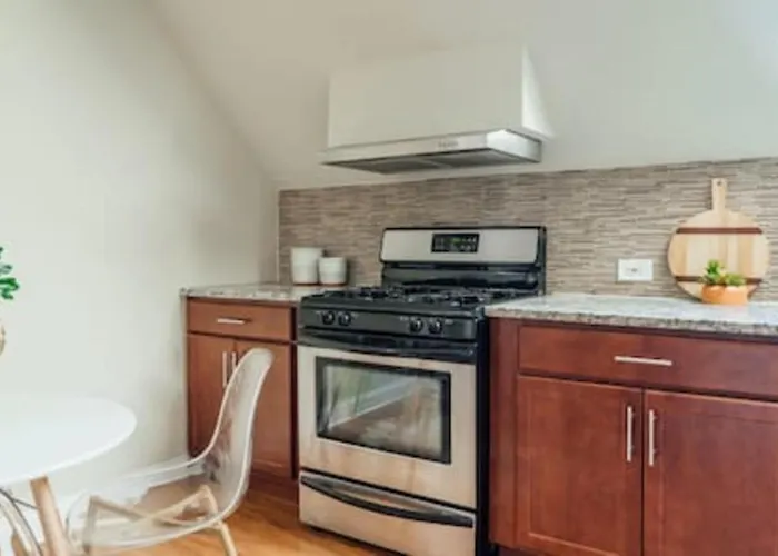 Spacious 2br Near Airport - Charming Dunning