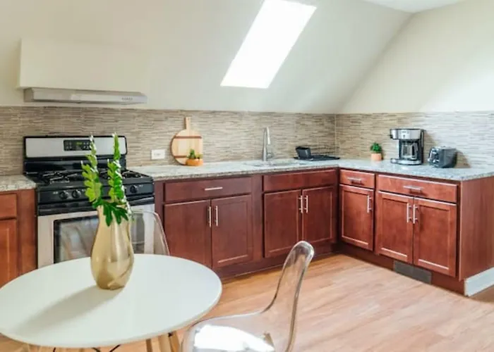 Apartment Spacious 2br Near Airport - Charming Dunning