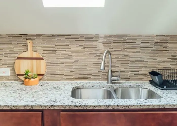 Spacious 2br Near Airport - Charming Apartment Dunning