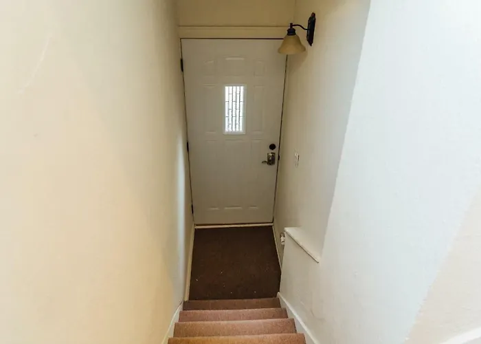 Spacious 2br Near Airport - Charming *