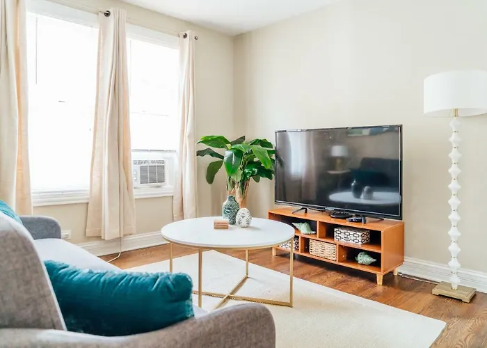 Spacious 2br Near Airport - Charming Apartment *