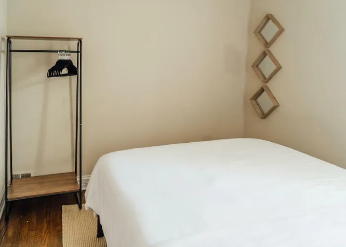 Apartment Spacious 2br Near Airport - Charming *