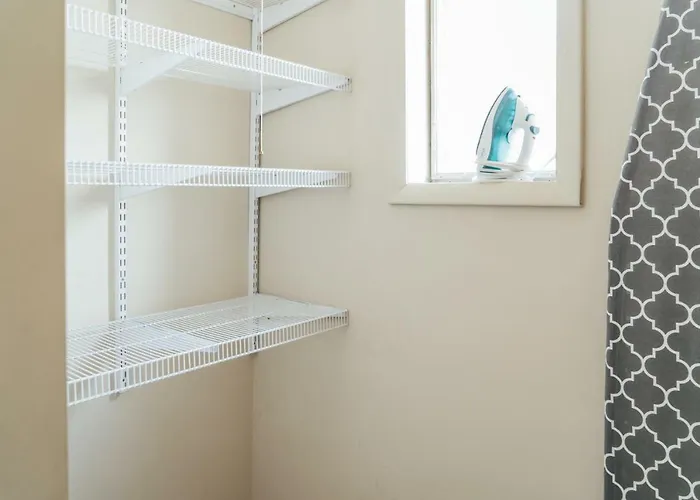 Spacious 2br Near Airport - Charming
