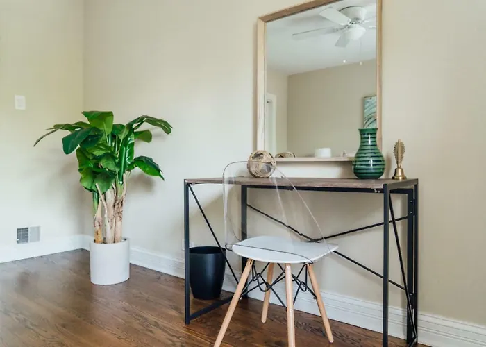 Spacious 2br Near Airport - Charming Apartment *