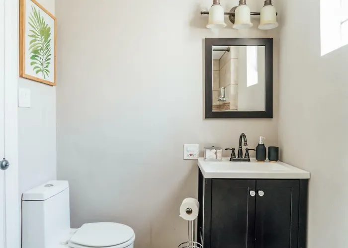 Spacious 2br Near Airport - Charming Apartment *