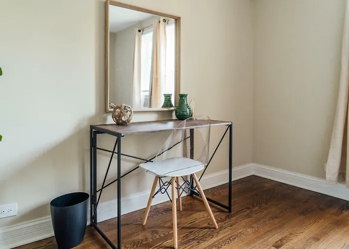 Spacious 2br Near Airport - Charming Apartment