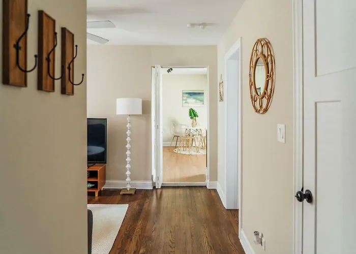 Spacious 2br Near Airport - Charming