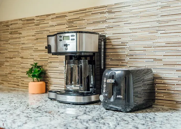 Spacious 2br Near Airport - Charming Dunning