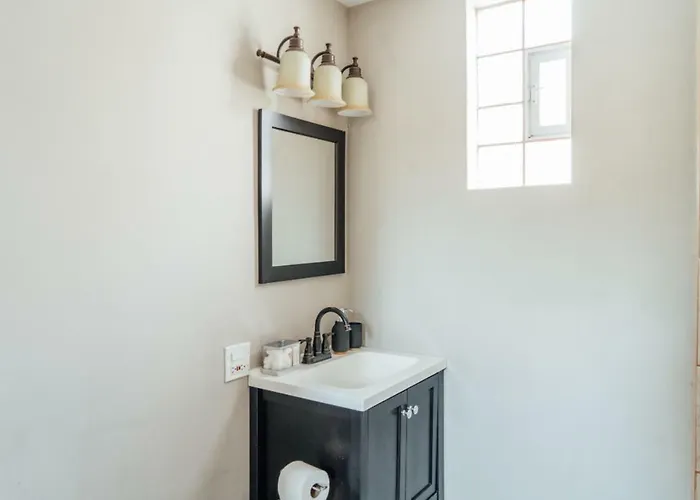 Spacious 2br Near Airport - Charming Apartment *