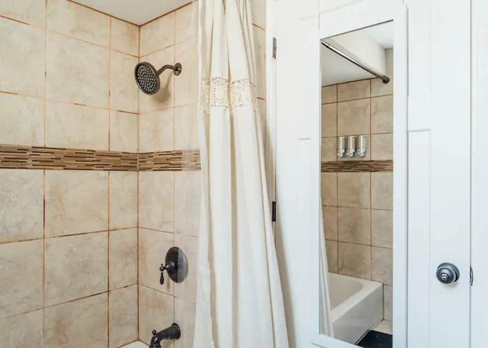Apartment Spacious 2br Near Airport - Charming *