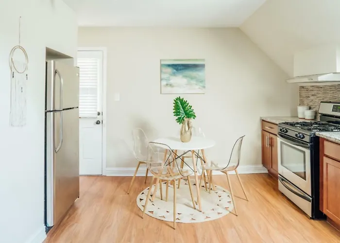 Spacious 2br Near Airport - Charming Apartment Dunning
