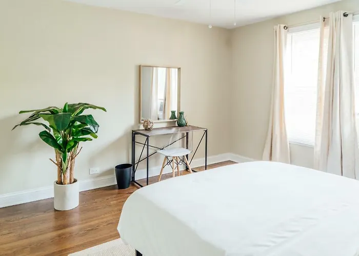 Spacious 2br Near Airport - Charming Apartment *