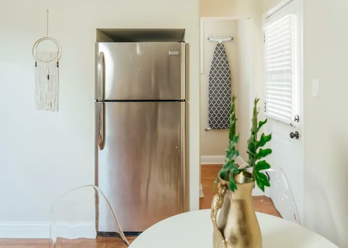 Spacious 2br Near Airport - Charming Apartment Dunning