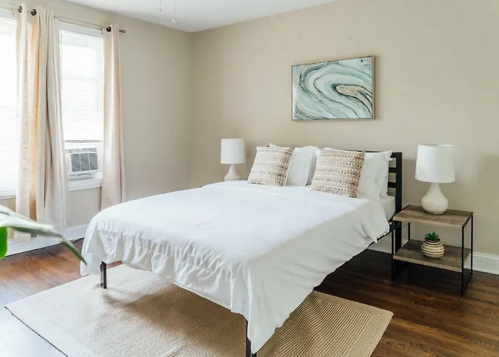 Spacious 2br Near Airport - Charming Apartment