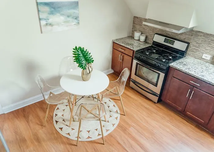 Spacious 2br Near Airport - Charming Apartment